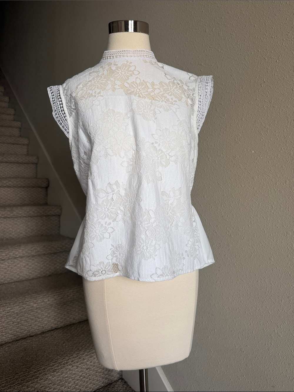 Laundry Sz M White Lace Cap-Sleeve Top